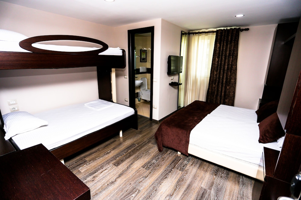 HOTEL TOWN HOUSE 15/36