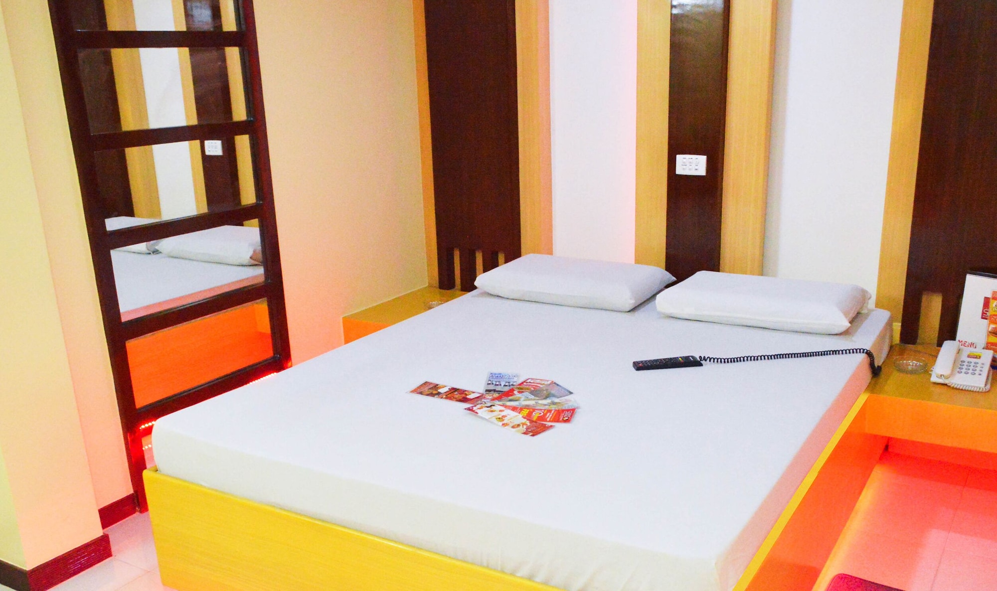 DELUXE, QUEEN BED