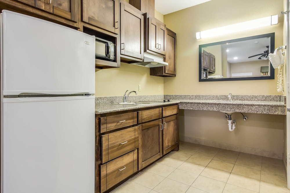 Americas Best Value Inn And Suites Tomball 12/30