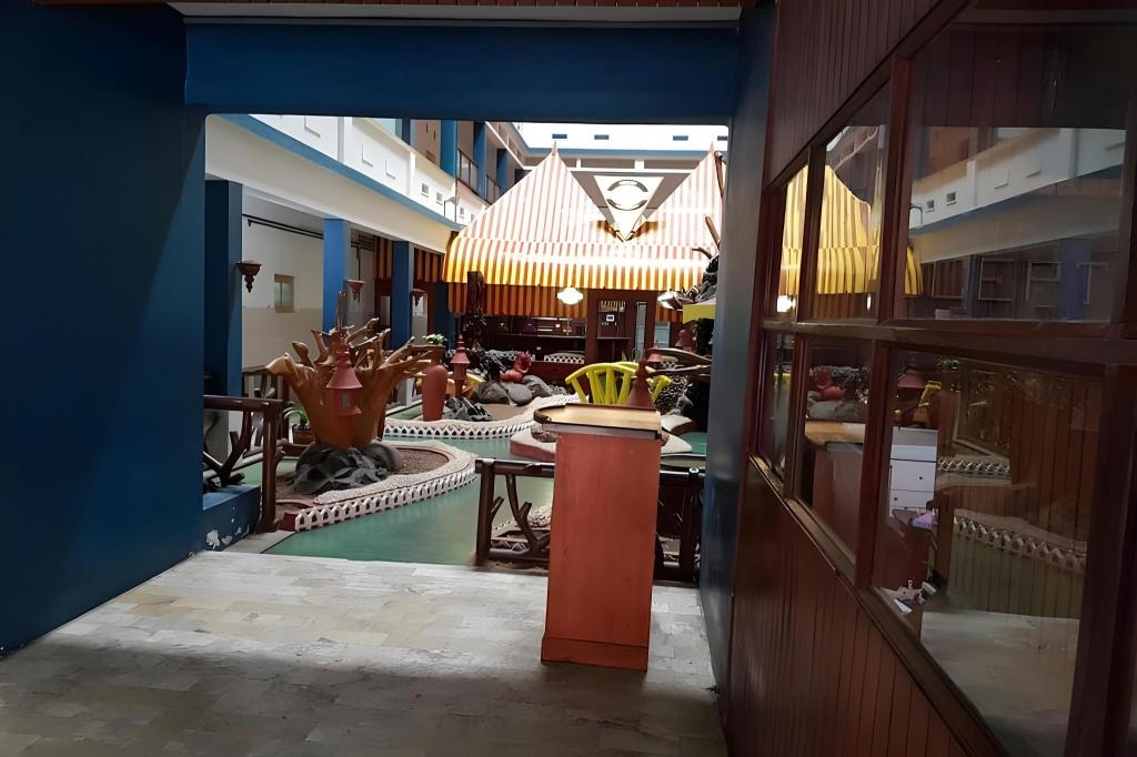 PAULSON PARK HOTEL 39/50