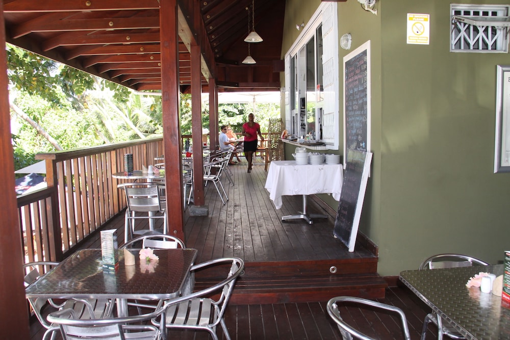 SURFERS SELF CATERING CHALETS 13/31