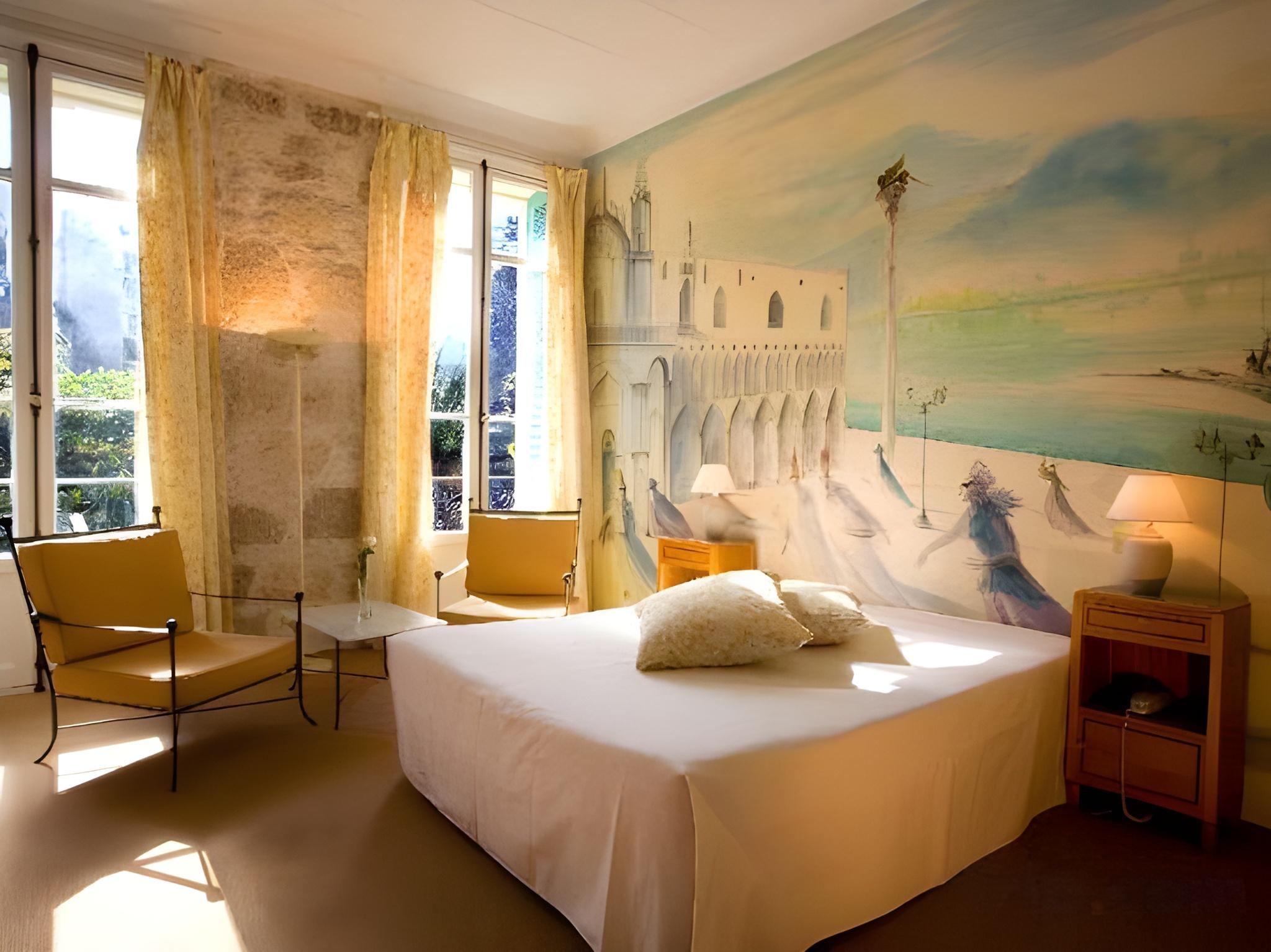 غرفة بريفيليج بسرير كوين وسريرين منفصلين