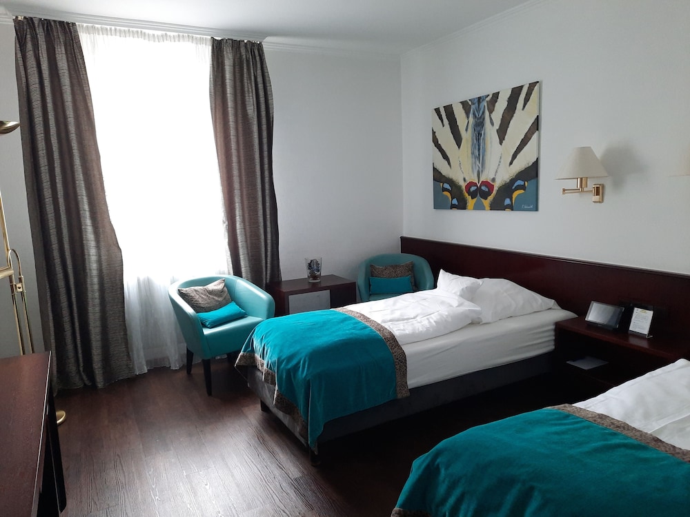 ROOM, TWIN BEDS
