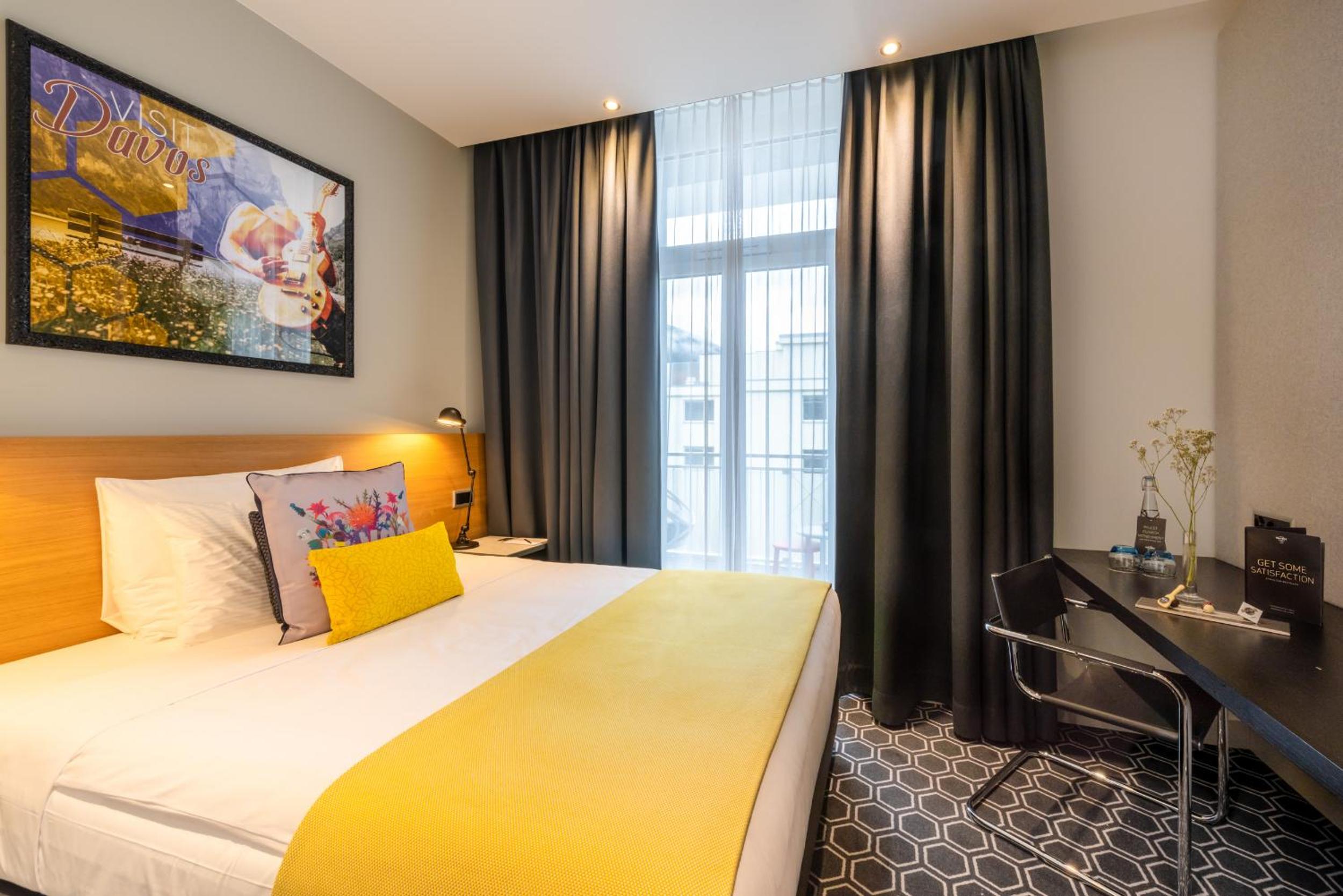 Silver, Deluxe, Queen Bed