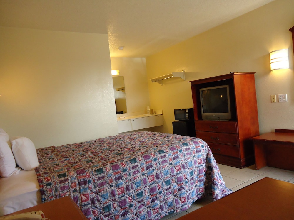 Super 6 Inn & Suites 15/40
