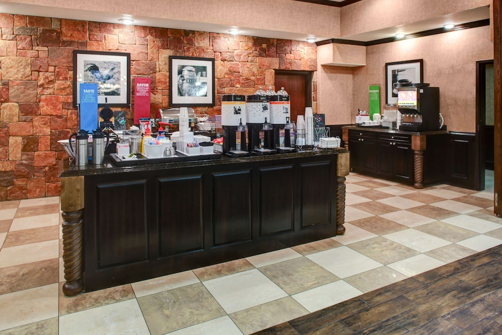 Hampton Inn Suites Boerne 45/63