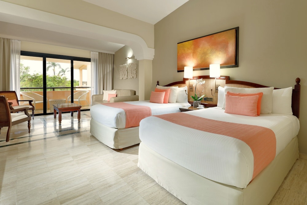 Junior Suite, Single, 2 Double Beds, Beach Side, Sofa