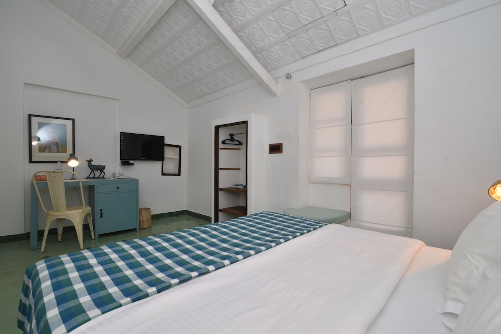 CLASSIC, QUEEN BED, CITY VIEW