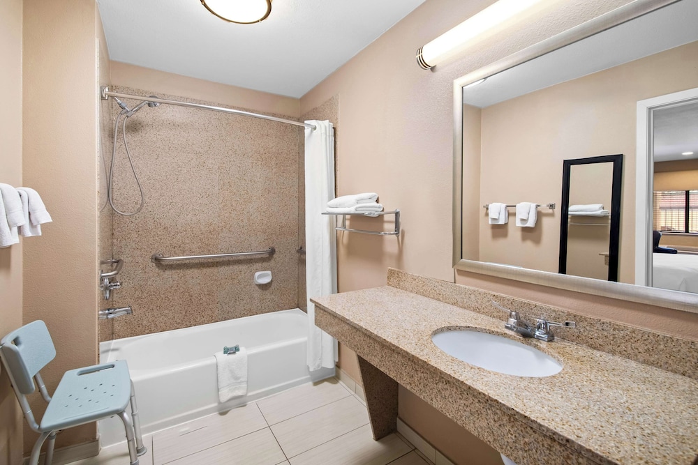 Standard, King Bed, Accessible, Best Western Cedar Inn 3/3