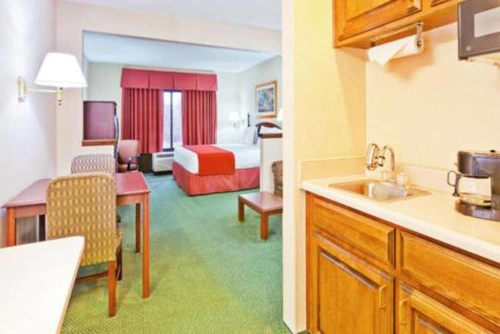 Auburn Place Hotel &amp; Suites - Paducah 16/26