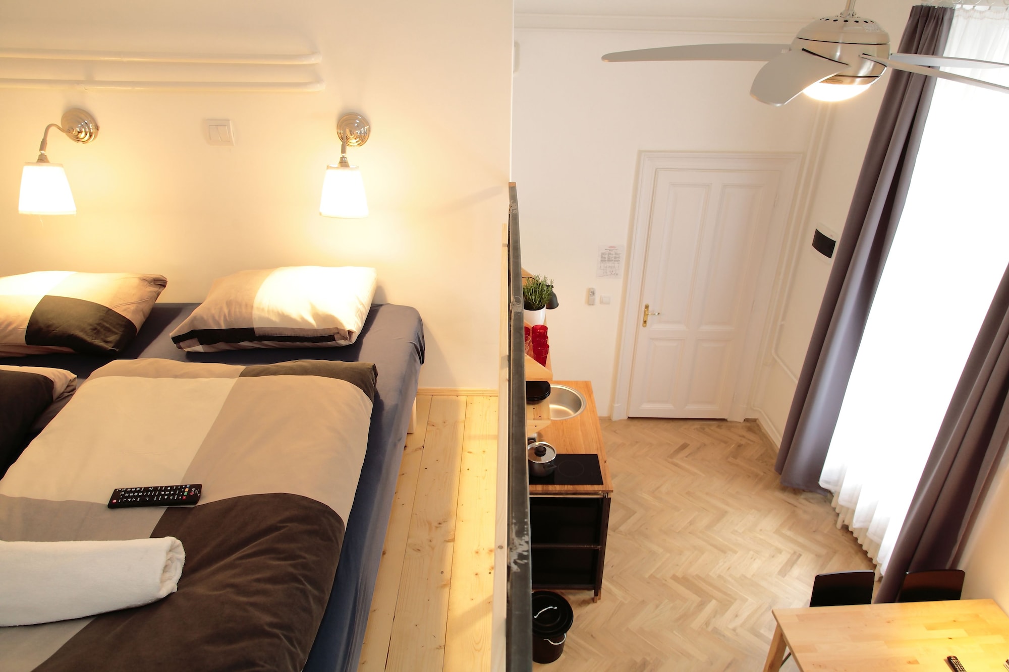 DELUXE, STUDIO