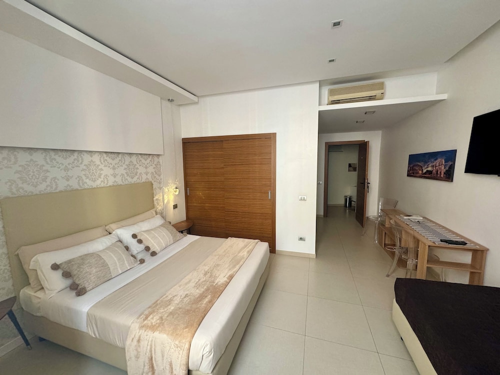 DELUXE, TRIPLE, PRIVATE BATHROOM