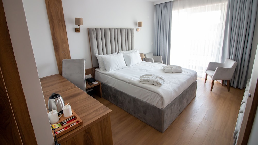 Lake Life Hotel 12/50