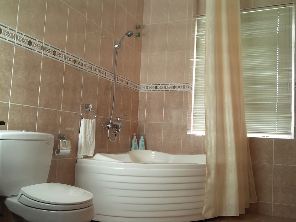 Camela Hotel & Resort 64/65