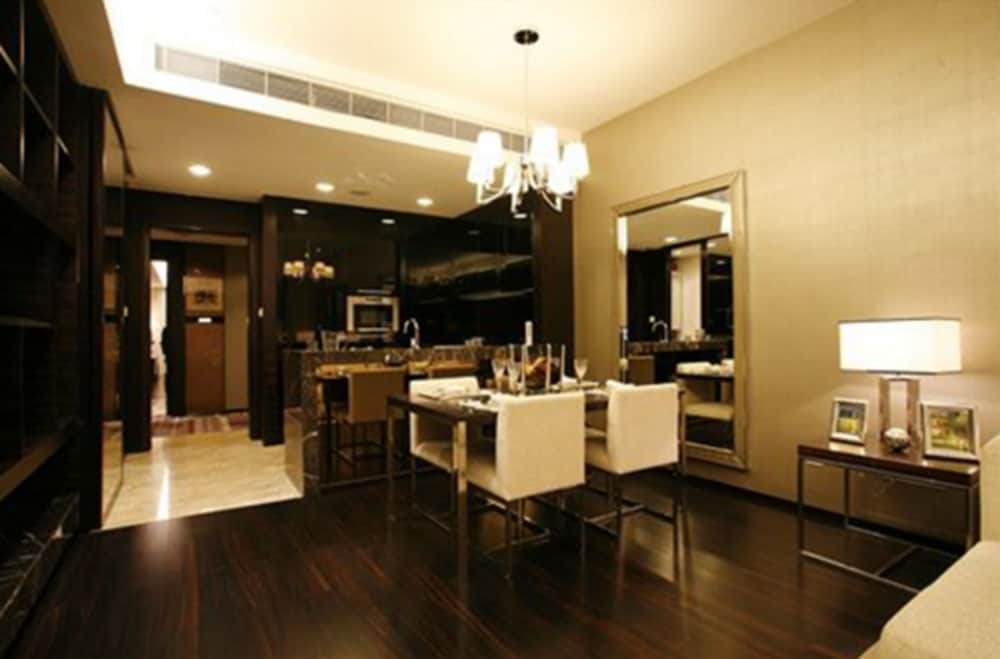 Estay Residence Poly World Trading Center 50/64