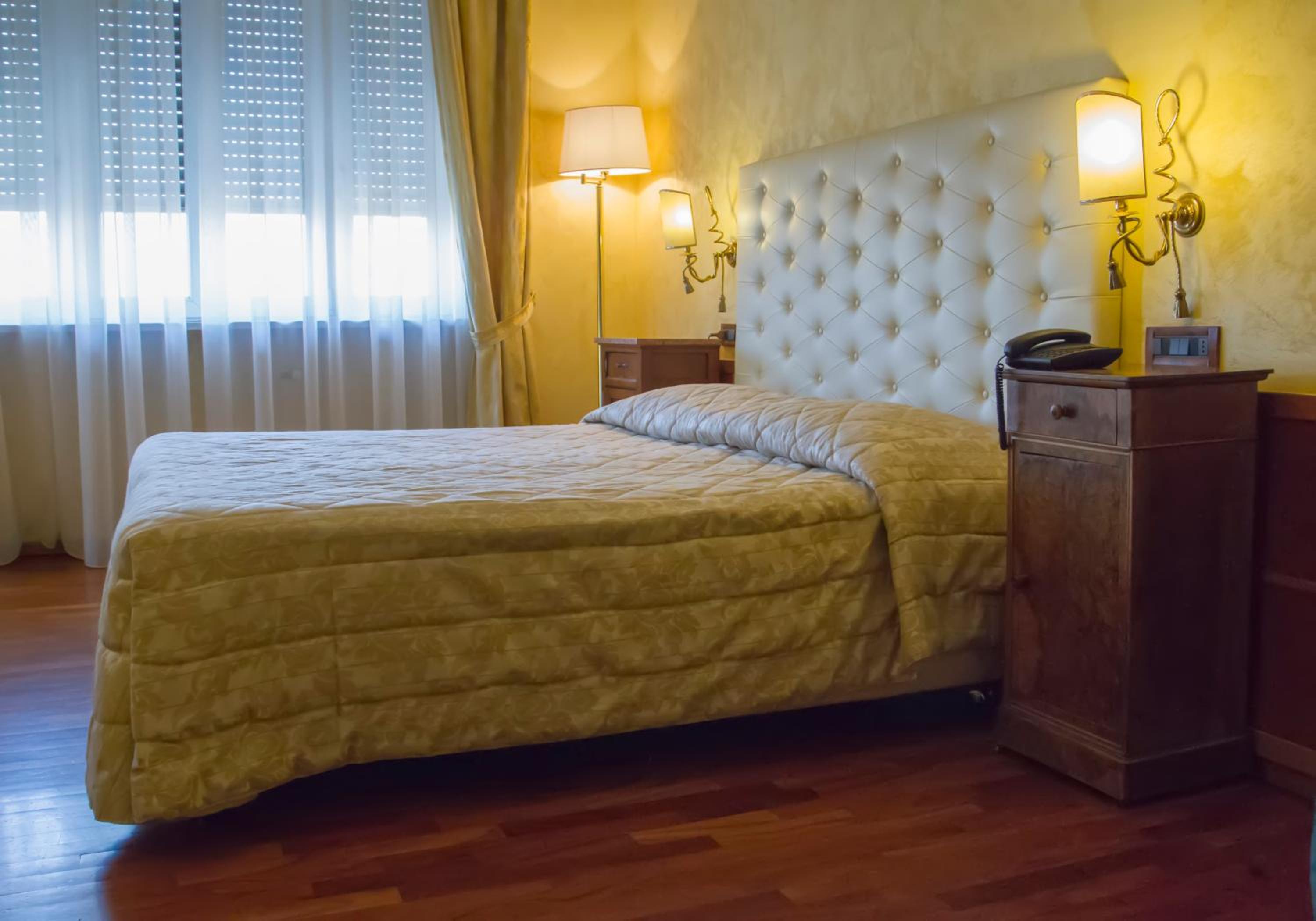 غرفة ثلاثية، Continental 8/10