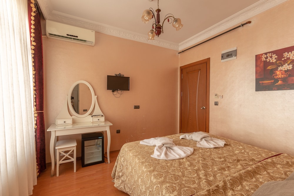 ROOM, DOUBLE BED, STREET VIEW