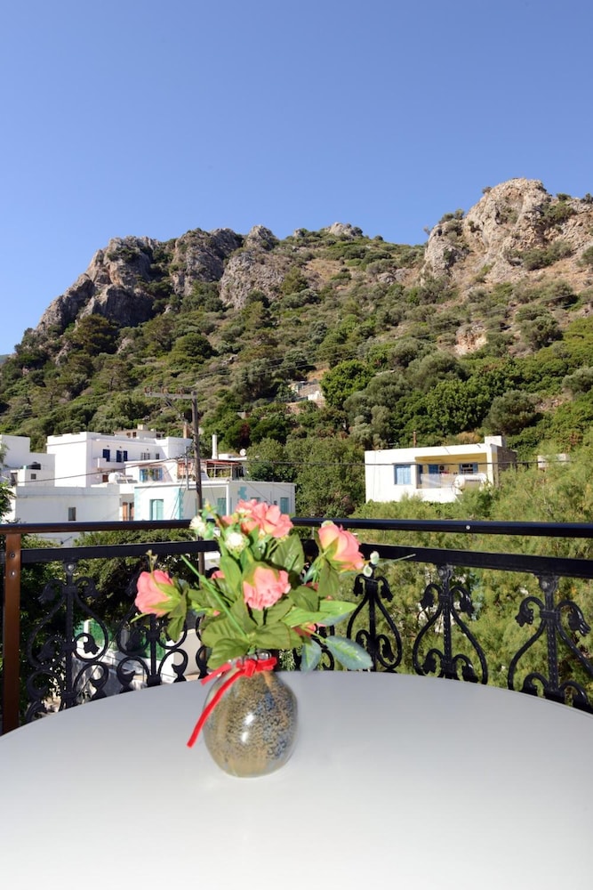 Anthemis Hotel 9/40