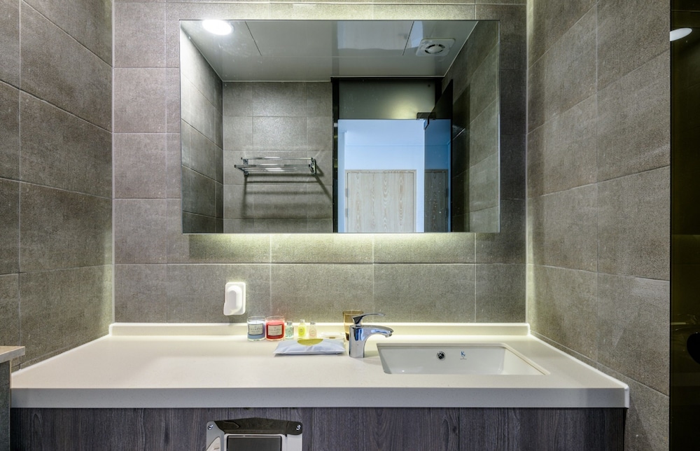 Thira Hotel 34/35