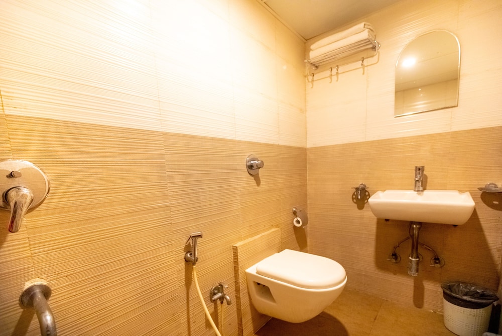Superior, Triple, 1 Double and 1 Single Bed, Hotel Apex International 4/4