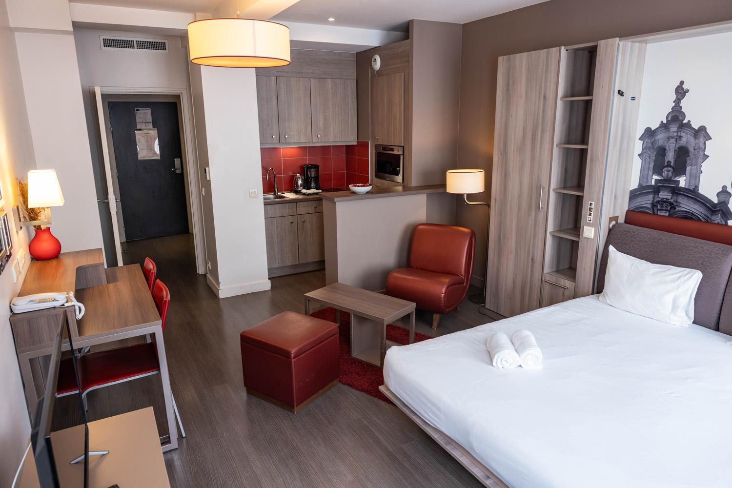 Studio, Double Bed, Large 9/10