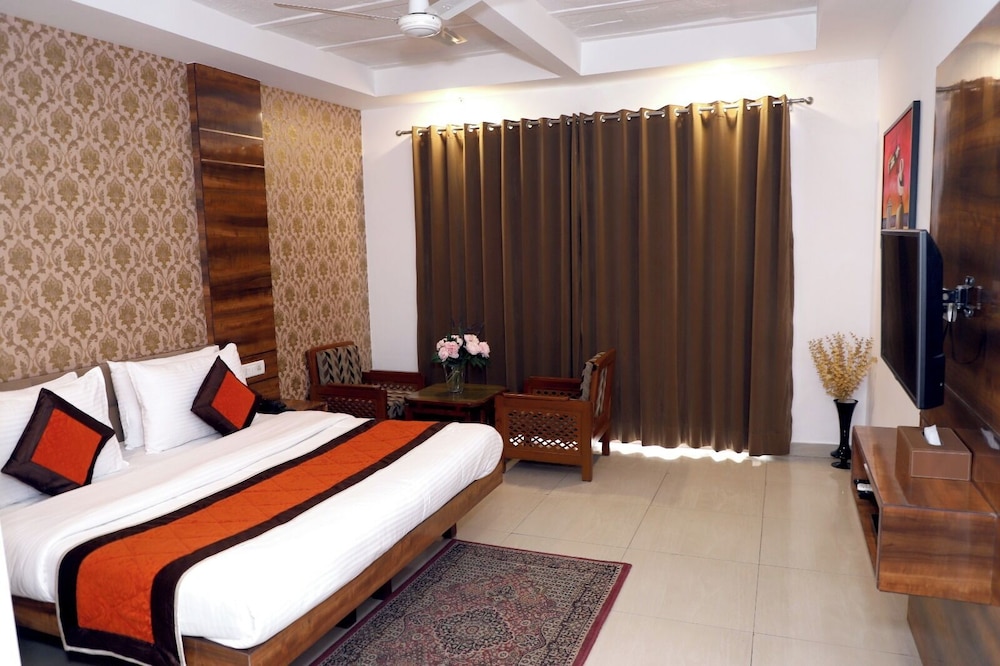 AIRPORT HOTEL. 14/56