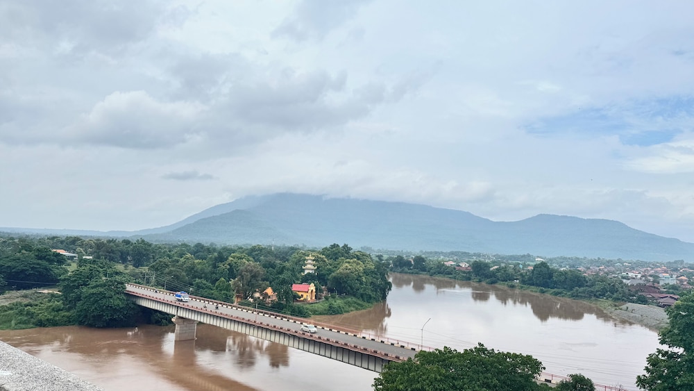 Champasak Palace Hotel 60/65