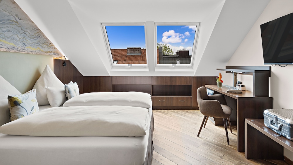 ROOM, DOUBLE BED