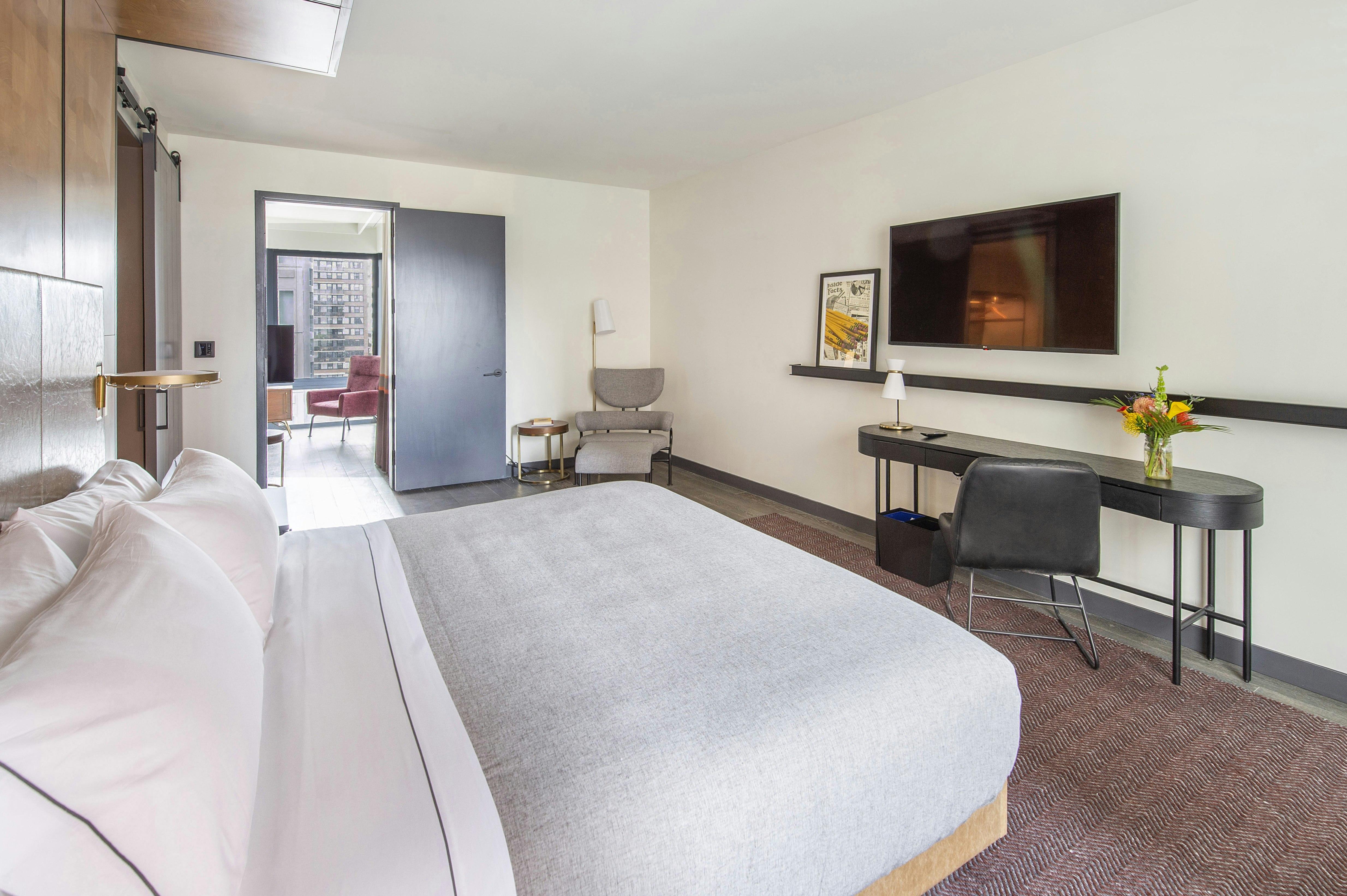 2 ROOMS, SUITE, KING BED
