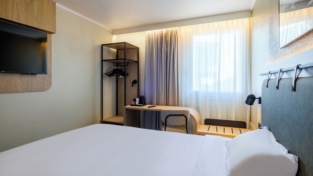 Standard, Queen Bed