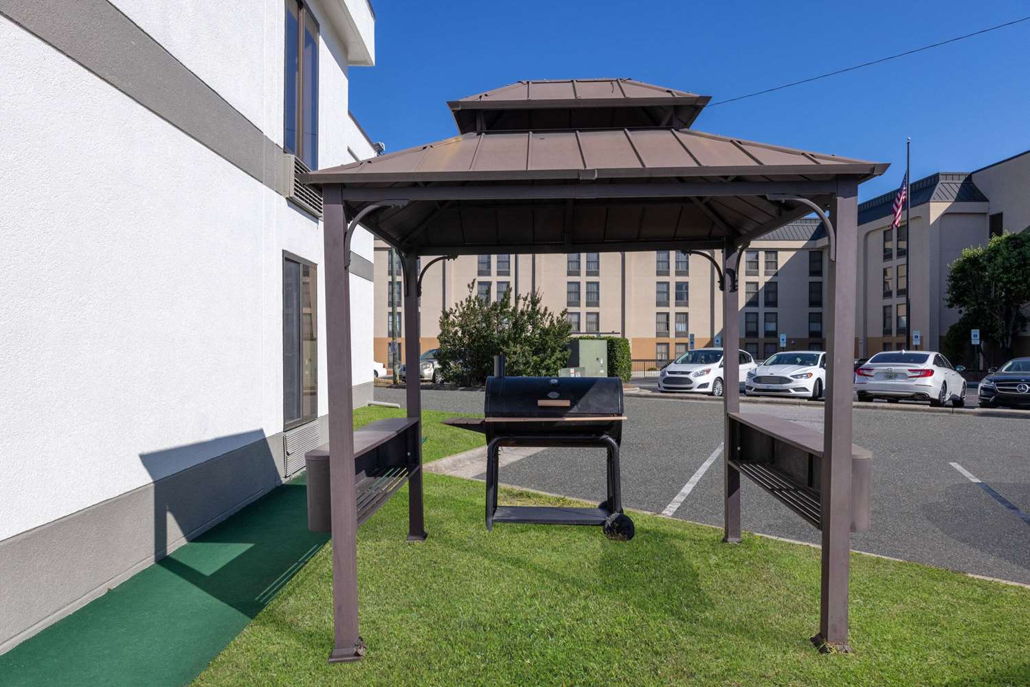Days Inn & Suites by Wyndham Fort Bragg/Cross Creek Mall 35/41