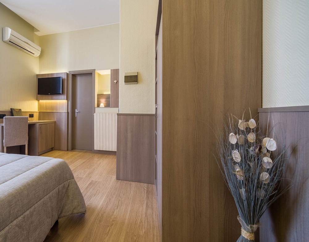 Hotel Est 8/42