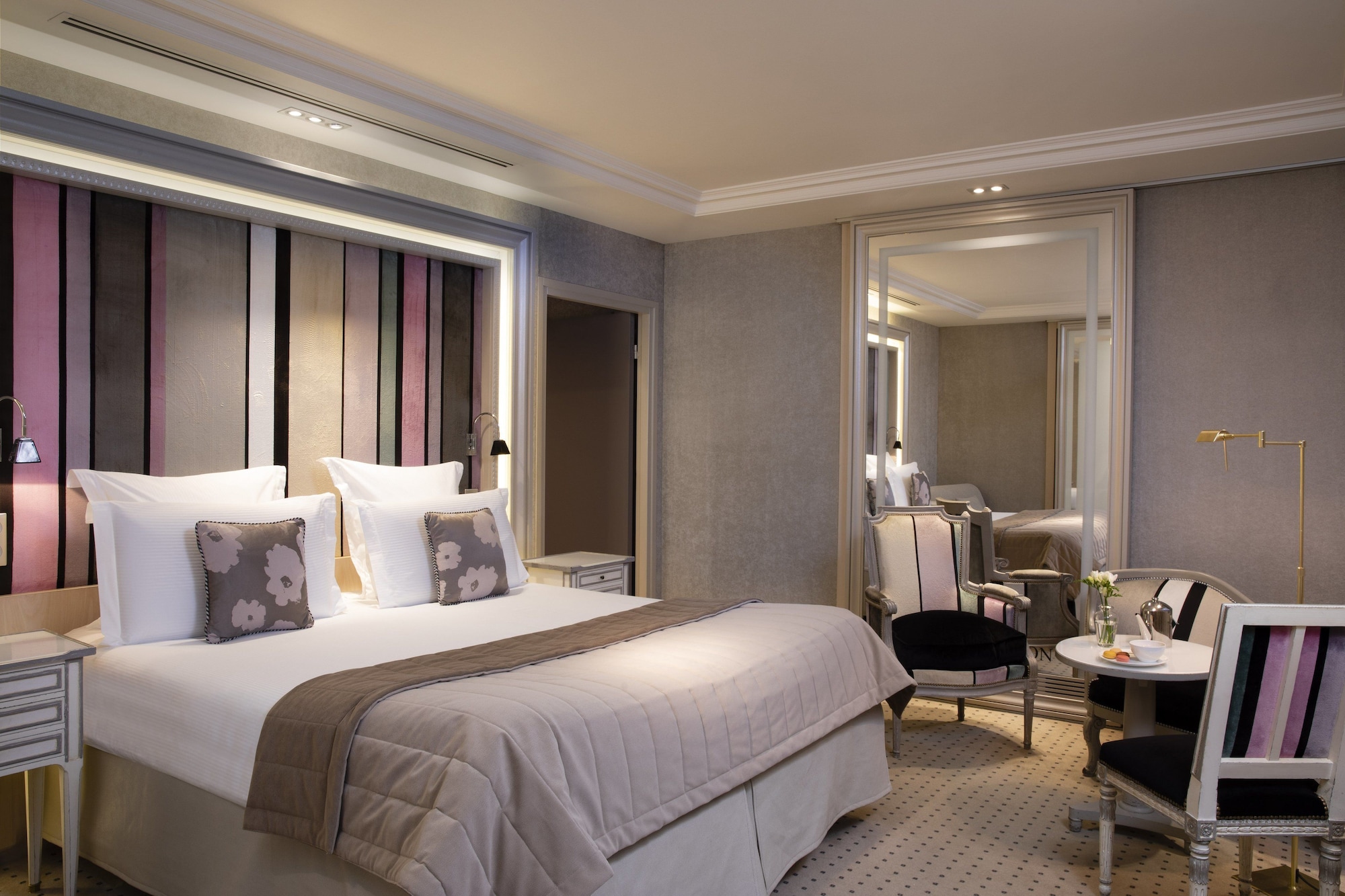 Deluxe, Queen Bed, St Germain View