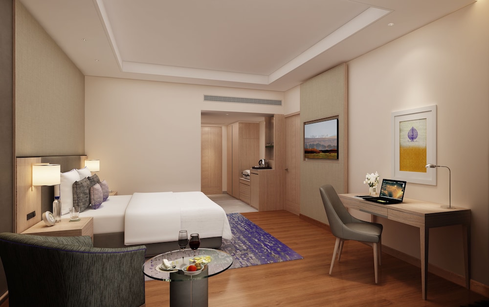 غرفة ديلوكس بسرير كينج، Vivanta Bhubaneswar DN Square 3/3