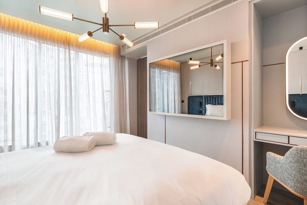 Luster Hotel 24/58