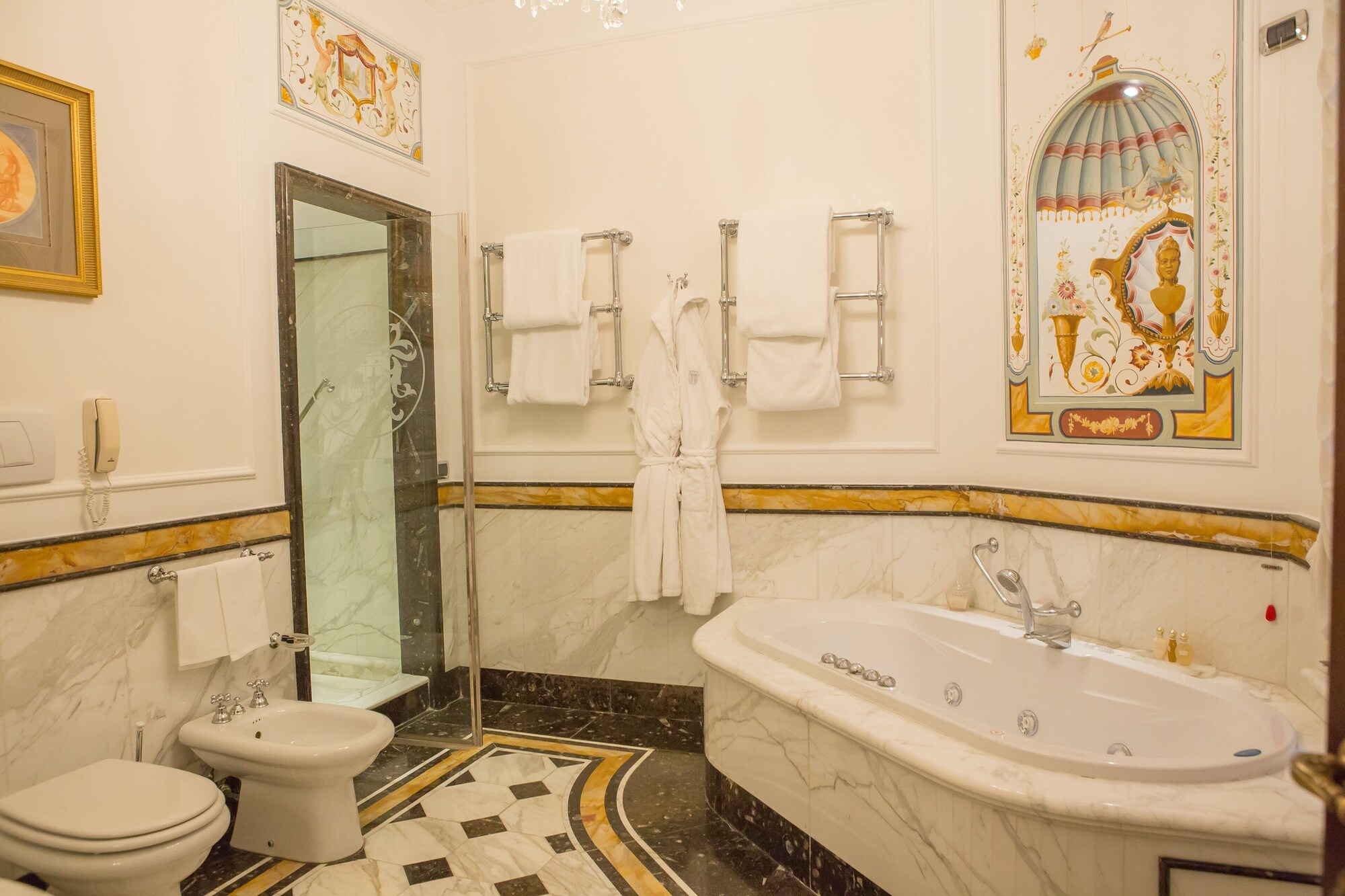 ROYAL, SUITE