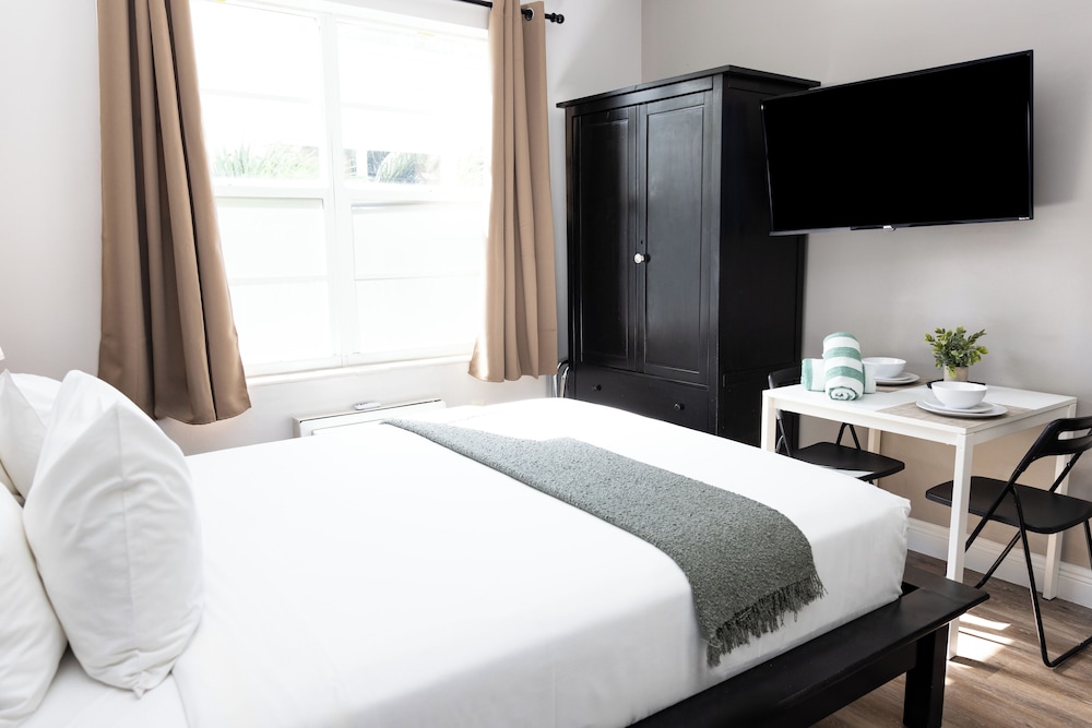 STUDIO, QUEEN BED, SOFA
