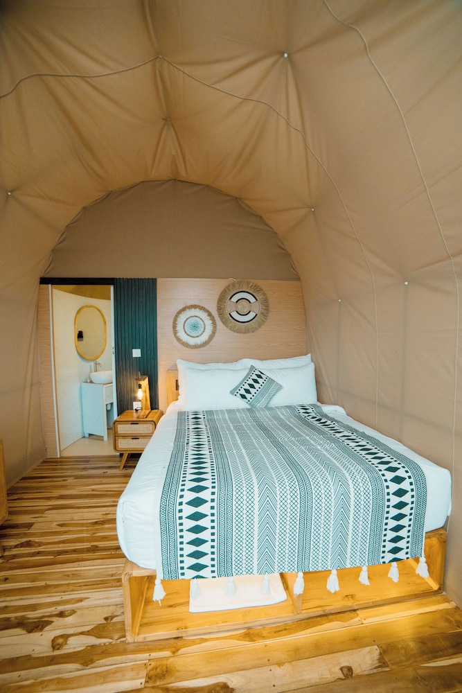 DELUXE LAKE VIEW TENT