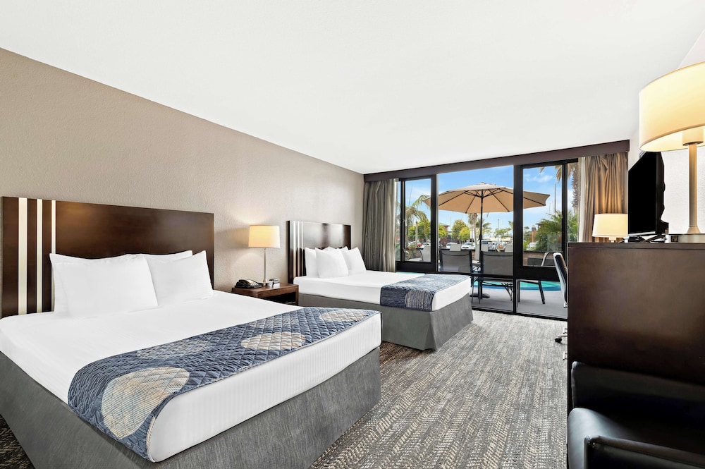 غرفة قياسية بسريرين كوين، Best Western Yacht Harbor Hotel 2/8