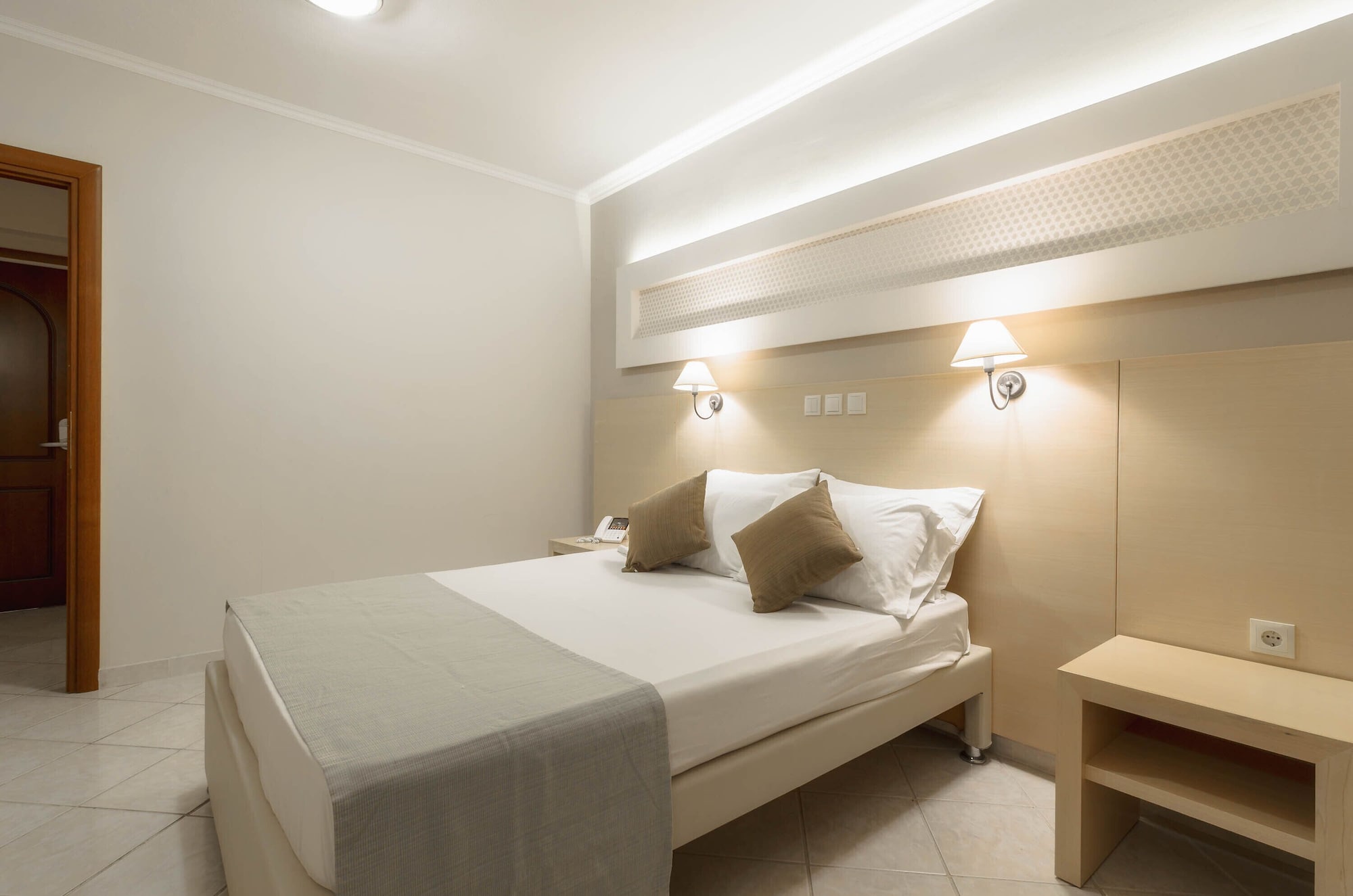 STANDARD, DOUBLE OR TWIN BED, LAND VIEW