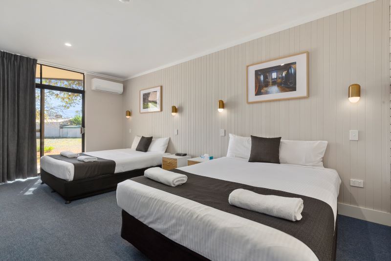 غرفة بسريرين مزدوجين