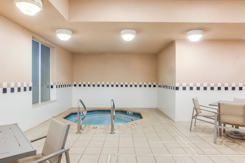 Holiday Inn Express Hotel & Suites Bethlehem 38/72