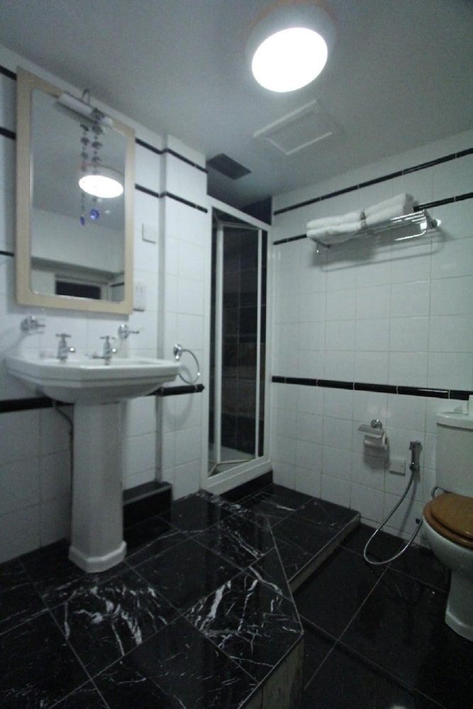 Opulence Centra London Hotel 70/75