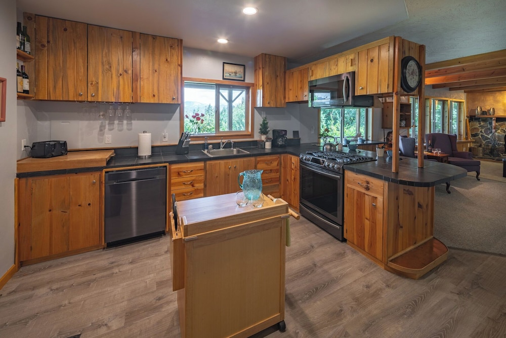 MapleRidge House: A BnB For All Seasons 26/50