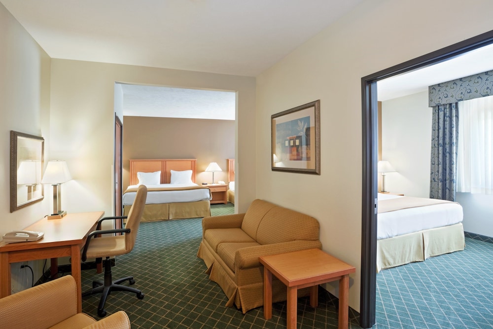 Holiday Inn Express and Suites Lincoln South 52/53