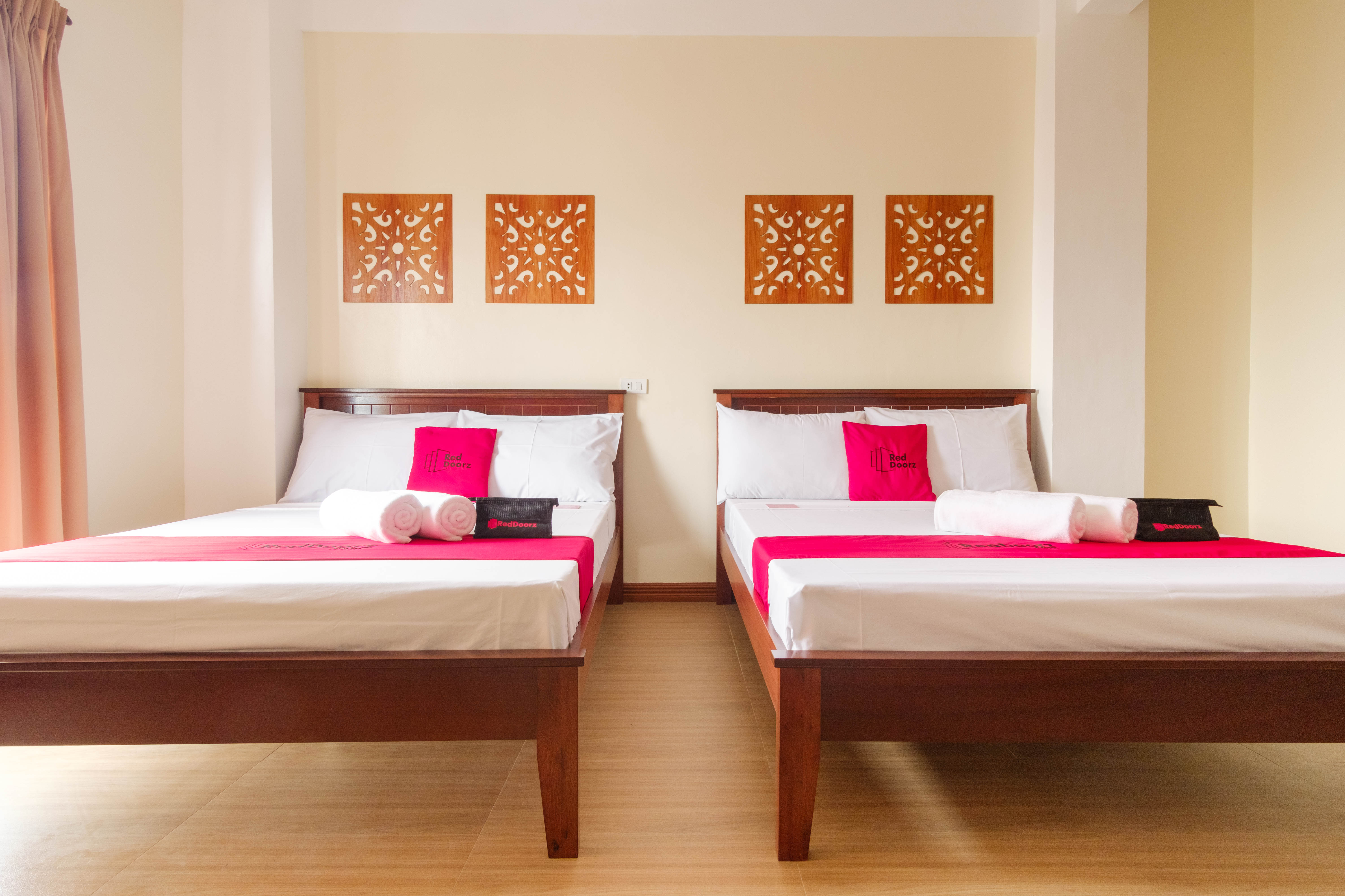 Reddoorz, Quadruple, RedDoorz Plus near Johnson and Johnson Paranaque 2/3