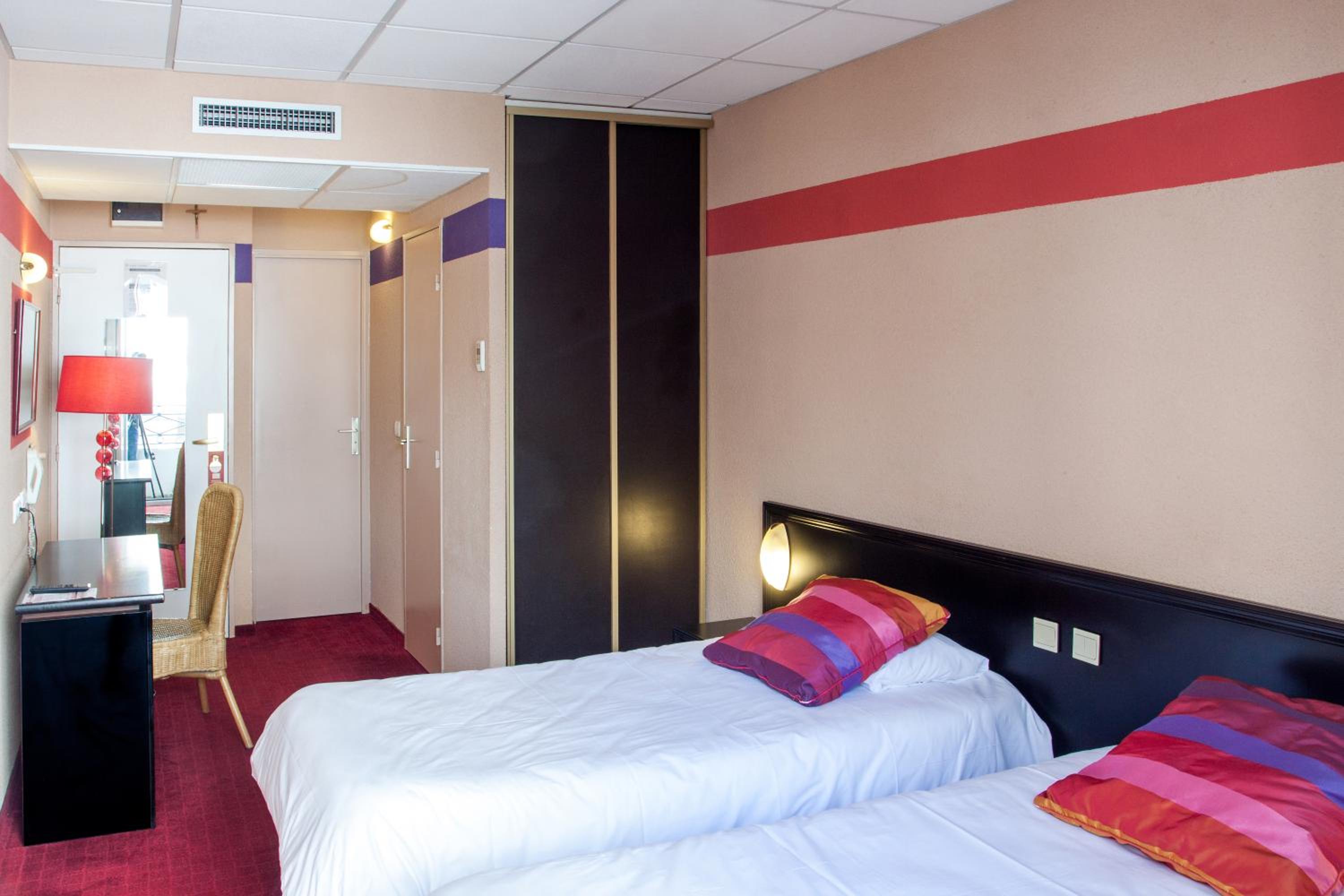 غرفة بسرير مزدوج أو سريرين منفصلين، Hotel Saint Sauveur 2/10
