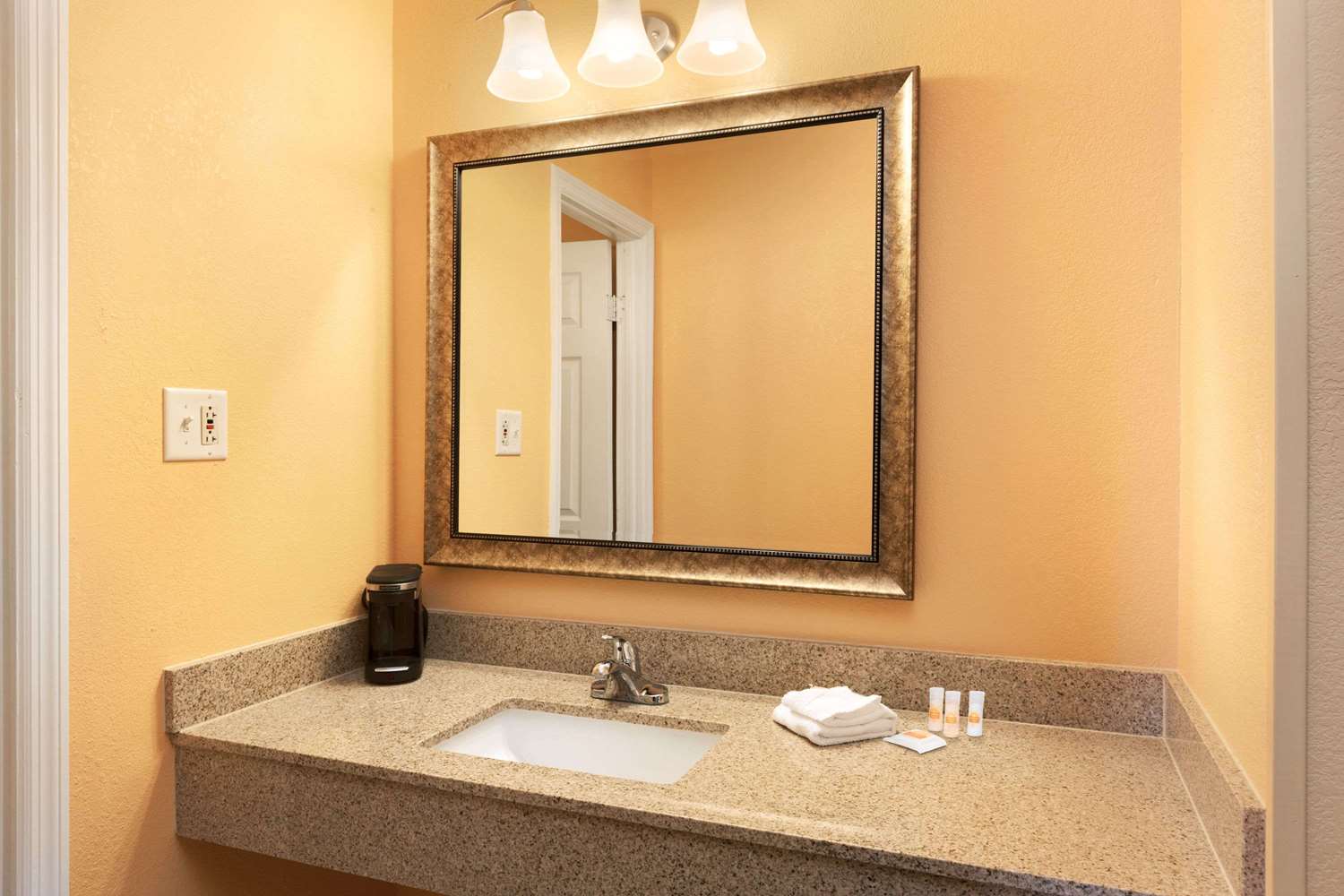 Days Inn by Wyndham Queensbury/Lake George 36/38