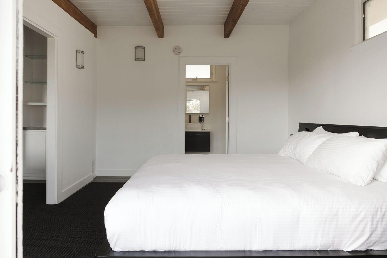 Suite, Hollywood View