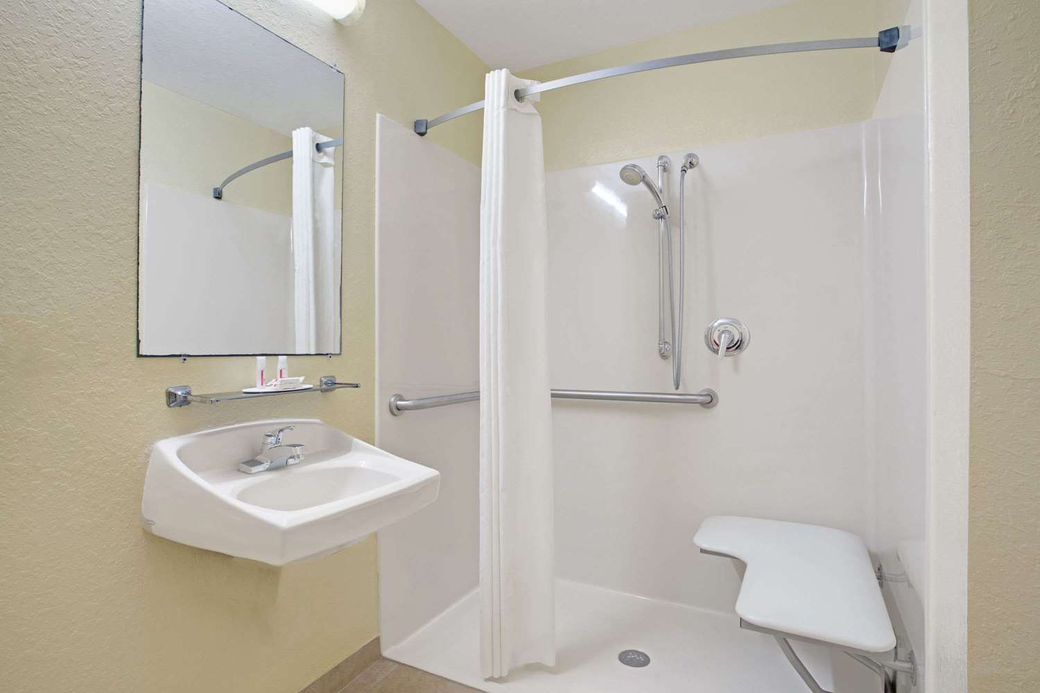 Super 8 by Wyndham Daytona Beach 10/10